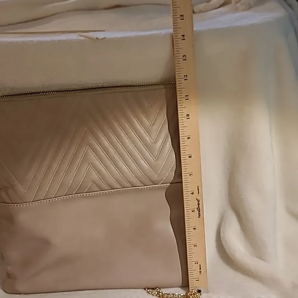 Shoulder chain purse with 3 pockets with magnet closure